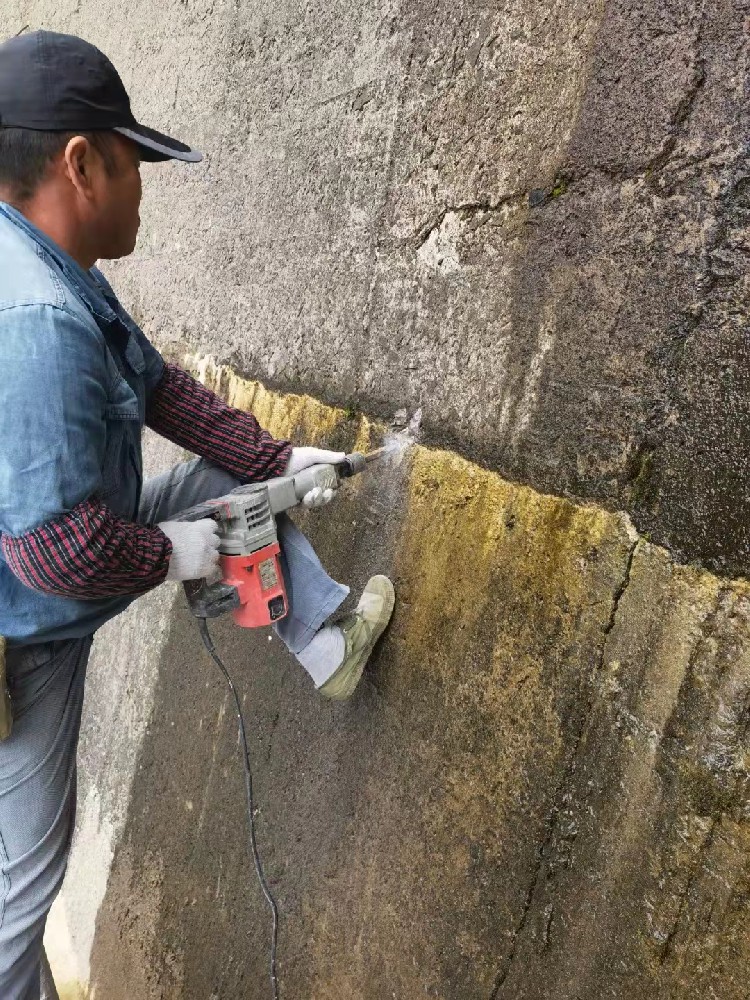 地下室建筑面澆完之后漏水怎么修？